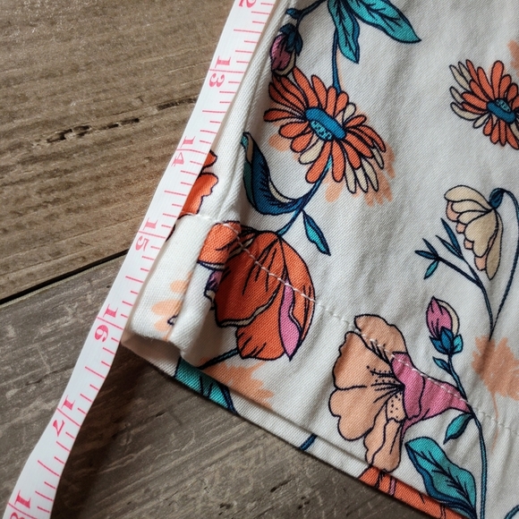 St. John’s Bay Capris Size 12 Petite Secretly Slender Panel White Posie Floral - Picture 7 of 16